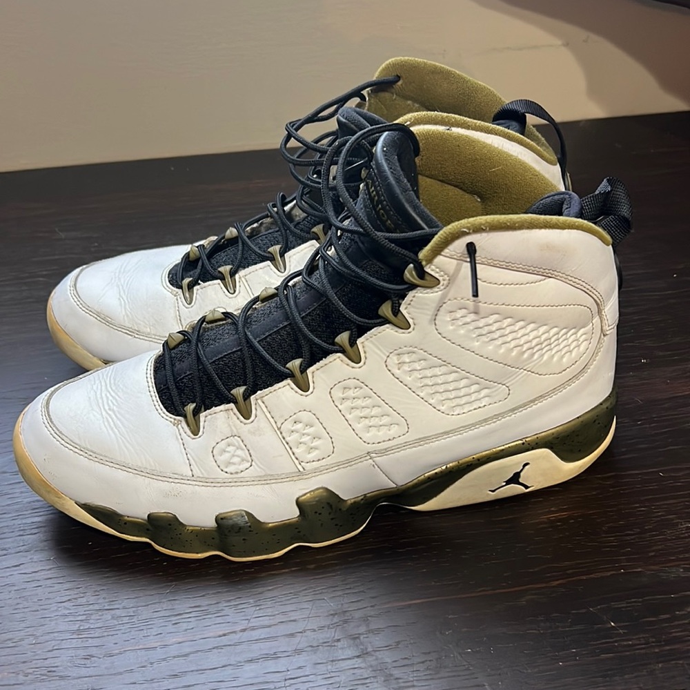 Jordan Retro 9 statue
